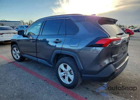 2019 Toyota Rav4 Xle z USA, uszkodzony, nr VIN JTMW1RFV0KD028956